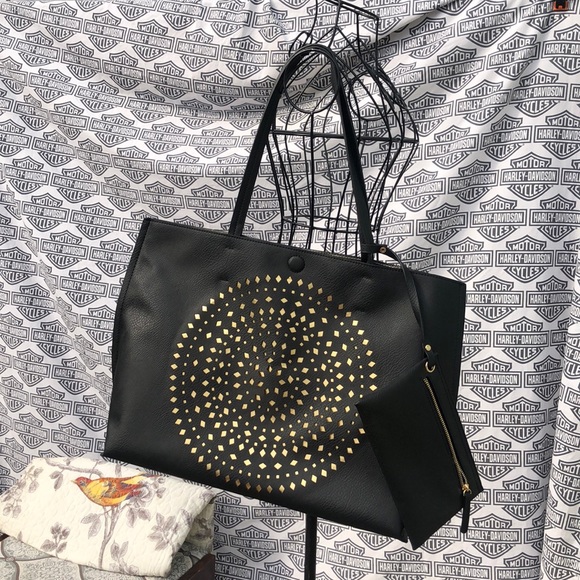 Valerie Stevens Handbags - NWT  Valerie Stevens Tote with accessory